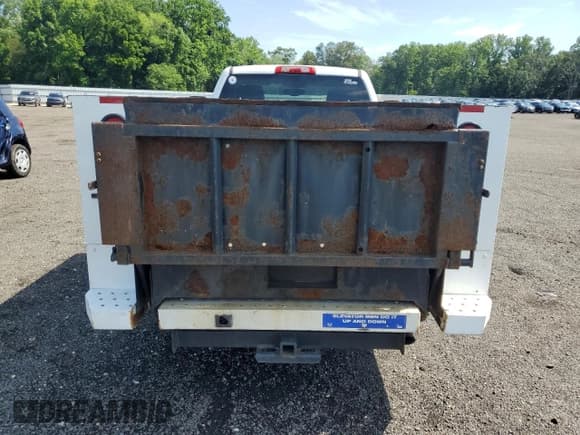 ✅ 2015 Chevrolet Silverado 2500HD Work Truck • VIN: 1GB0CUEG5FZ505111 • Lot: 64945525. Wystawiony na Copart z przebiegiem 253 037 mil. Bezpłatny archiwum sprzedaży aukcyjnych z USA i szczegółowy raport historii pojazdu na DreamBid. Zdjęcie 6.