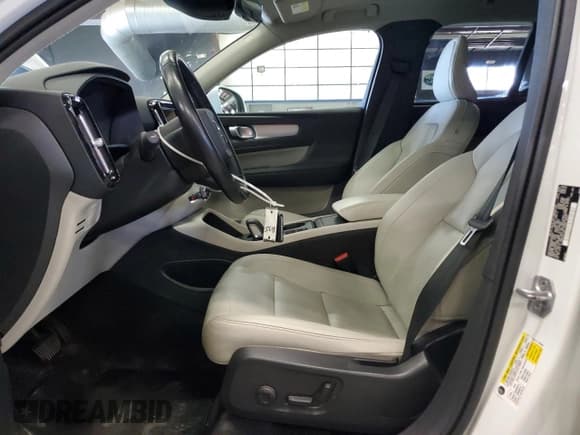 ✅ 2021 Volvo XC40 Momentum • VIN: YV4162UK4M2570679 • Lot: 80367345. Wystawiony na Copart z przebiegiem 193 401 mil. Bezpłatny archiwum sprzedaży aukcyjnych z USA i szczegółowy raport historii pojazdu na DreamBid. Zdjęcie 7.
