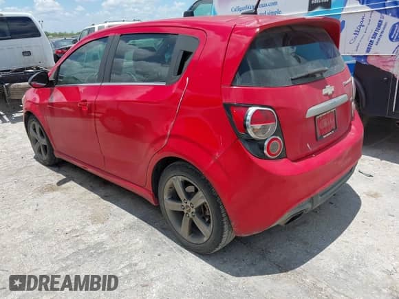 ✅ 2013 Chevrolet Sonic RS • VIN: 1G1JG6SB9D4215157 • Lot: 42587982. Wystawiony na IAAI z przebiegiem 115 756 mil mil. Skorzystaj z bezpłatnego archiwum sprzedaży aukcyjnych z USA i zobacz szczegółowy raport historii pojazdu na DreamBid. Zdjęcie 3.