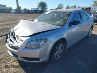 2011 Chevrolet Malibu 1LS z VIN 1G1ZB5E12BF242426, wystawiony jako IAAI lot #43415025 z przebiegiem 88 119 mil mil oraz . Historia ofert i sprzedaży dostępna na DreamBid. Obrazek 2.