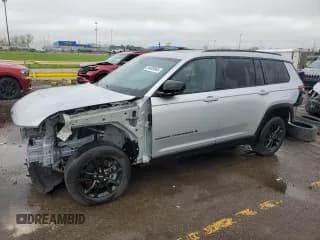 ✅ 2024 Jeep Grand Cherokee Altitude • VIN: 1C4RJKAG4R8917145 • Лот: 54495945. Опубликован ранее на Copart с пробегом 12 877 миль. Бесплатный доступ к архиву аукционных продаж из США и подробный отчёт об истории автомобиля на DreamBid. Изображение 1.
