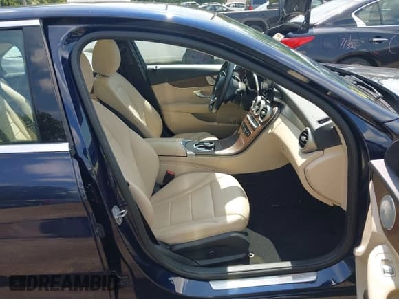 ✅ 2019 Mercedes-Benz C 300 • VIN: 55SWF8EB9KU283955 • Lot: 42830289. Wystawiony na IAAI z przebiegiem 6 929 mil. Bezpłatny archiwum sprzedaży aukcyjnych z USA i szczegółowy raport historii pojazdu na DreamBid. Zdjęcie 5.