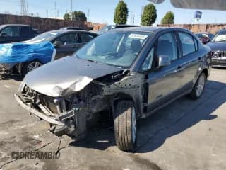 ✅ 2009 Suzuki SX4 Sport FWD • VIN: JS2YC414496203525 • Lot: 82634845. Wystawiony na Copart z przebiegiem 116 543 mil. Bezpłatny archiwum sprzedaży aukcyjnych z USA i szczegółowy raport historii pojazdu na DreamBid. Zdjęcie 1.