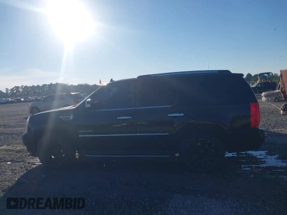 ✅ 2010 Cadillac Escalade Luxury • VIN: 1GYUKBEF1AR201207 • Lot: 43647325. Wystawiony na IAAI z przebiegiem 182 068 mil. Bezpłatny archiwum sprzedaży aukcyjnych z USA i szczegółowy raport historii pojazdu na DreamBid. Zdjęcie 14.