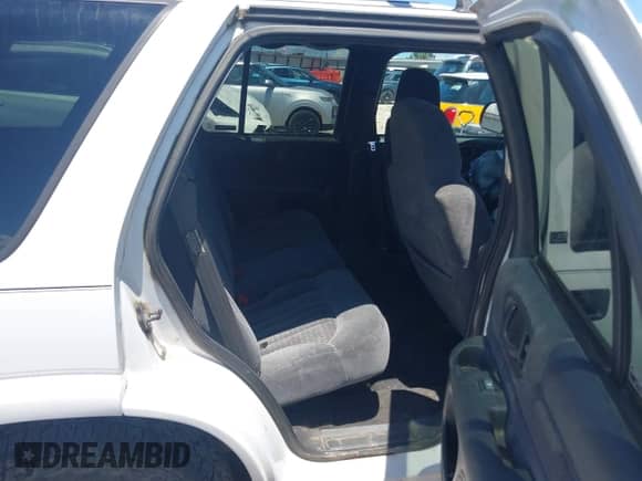 2001 Chevrolet Blazer LT z VIN 1GNDT13W512231147, wystawiony jako IAAI lot #42691365 z przebiegiem 174 171 mil mil oraz . Historia ofert i sprzedaży dostępna na DreamBid. Obrazek 8.