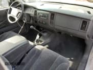 ✅ 2001 Dodge Dakota • VIN: 1B7GL22X91S292748 • Lot: 50150875. Wystawiony na Copart z przebiegiem 241 991 mil. Bezpłatny archiwum sprzedaży aukcyjnych z USA i szczegółowy raport historii pojazdu na DreamBid. Zdjęcie 8.