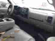 2008 Chevrolet Silverado 1500 Work Truck z VIN 1GCEC14X28Z124434, wystawiony jako IAAI lot #42358368 z przebiegiem 261 241 mil mil oraz . Historia ofert i sprzedaży dostępna na DreamBid. Obrazek 5.