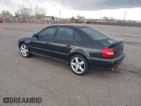 ✅ 2000 Audi A4 • VIN: WAUDC28DXYA106650 • Lot: 41932730. Wystawiony na IAAI z przebiegiem 292 015 mil. Bezpłatny archiwum sprzedaży aukcyjnych z USA i szczegółowy raport historii pojazdu na DreamBid. Zdjęcie 3.
