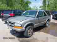 1999 Chevrolet Blazer LS z VIN 1GNCT18W3XK116060, wystawiony jako IAAI lot #42213762 z przebiegiem 216 788 mil mil oraz . Historia ofert i sprzedaży dostępna na DreamBid. Obrazek 2.