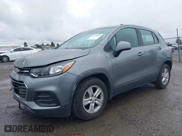 ✅ 2020 Chevrolet Trax LS • VIN: 3GNCJKSB9LL159716 • Lot: 43704981. Wystawiony na IAAI z przebiegiem 84 930 mil. Bezpłatny archiwum sprzedaży aukcyjnych z USA i szczegółowy raport historii pojazdu na DreamBid. Zdjęcie 2.
