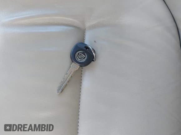 ✅ 2003 Cadillac DeVille • VIN: 1G6KD54Y43U151482 • Lot: 43140962. Wystawiony na IAAI z przebiegiem 101 641 mil. Bezpłatny archiwum sprzedaży aukcyjnych z USA i szczegółowy raport historii pojazdu na DreamBid. Zdjęcie 11.