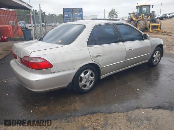 ✅ 1998 Honda Accord EX • VIN: 1HGCG5651WA101268 • Lot: 43874092. Listed on IAAI with Not provided. Free auction sales archive from the USA and detailed vehicle history report at DreamBid. Image 4.
