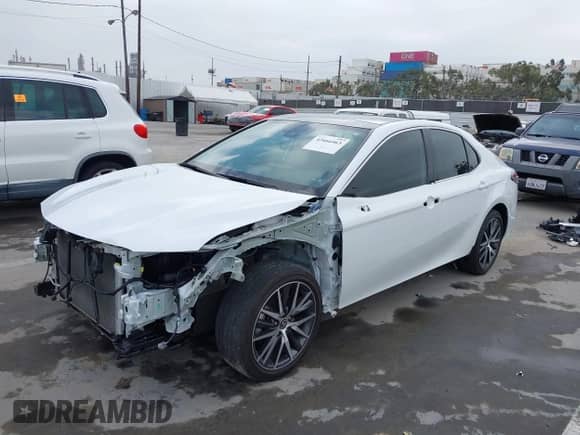 2022 Toyota Camry XLE z VIN 4T1F11AK6NU044951, wystawiony jako IAAI lot #42666463 z przebiegiem 37 559 mil mil oraz . Historia ofert i sprzedaży dostępna na DreamBid. Obrazek 18.