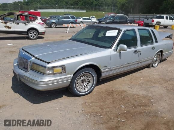 ✅ 1995 Lincoln Town Car Executive • VIN: 1LNLM81W2SY751071 • Lot: 42650123. Wystawiony na IAAI z przebiegiem 133 188 mil. Bezpłatny archiwum sprzedaży aukcyjnych z USA i szczegółowy raport historii pojazdu na DreamBid. Zdjęcie 2.