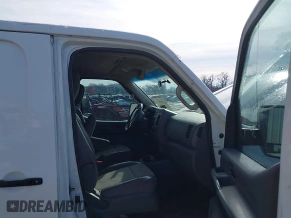 ✅ 2013 Nissan NV S • VIN: 1N6BF0KM9DN101101 • Lot: 41384511. Wystawiony na IAAI z przebiegiem 232 485 mil. Bezpłatny archiwum sprzedaży aukcyjnych z USA i szczegółowy raport historii pojazdu na DreamBid. Zdjęcie 5.