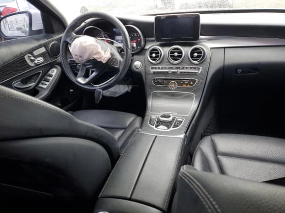 ✅ 2017 Mercedes-Benz C 300 • VIN: WDDWF4KB5HR304016 • Lot: 47482675. Wystawiony na Copart z przebiegiem 76 560 mil. Bezpłatny archiwum sprzedaży aukcyjnych z USA i szczegółowy raport historii pojazdu na DreamBid. Zdjęcie 8.