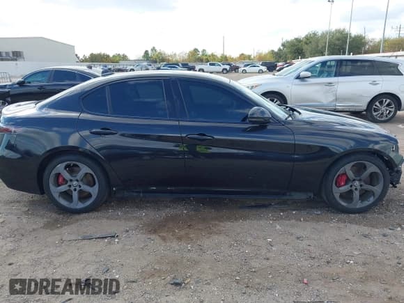 ✅ 2018 Alfa Romeo Giulia • VIN: ZARFAEBNXJ7566291 • Лот: 43626165. Опубликован ранее на IAAI с пробегом 109 746 миль. Бесплатный доступ к архиву аукционных продаж из США и подробный отчёт об истории автомобиля на DreamBid. Изображение 14.