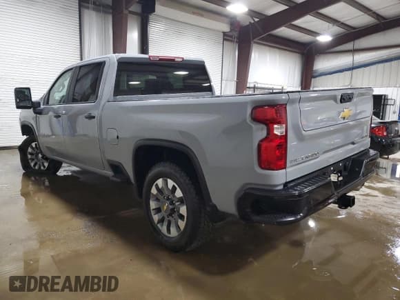 ✅ 2025 Chevrolet Silverado 2500HD Custom • VIN: 2GC4KME79S1135476 • Lot: 59478875. Wystawiony na Copart z przebiegiem 1 659 mil. Bezpłatny archiwum sprzedaży aukcyjnych z USA i szczegółowy raport historii pojazdu na DreamBid. Zdjęcie 2.