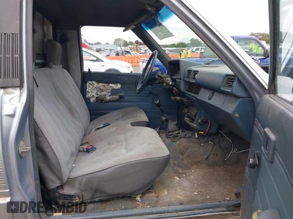 ✅ 1988 Toyota Pickup • VIN: JT4RN63A0J8010790 • Lot: 40550154. Wystawiony na IAAI z przebiegiem 373 072 mil. Bezpłatny archiwum sprzedaży aukcyjnych z USA i szczegółowy raport historii pojazdu na DreamBid. Zdjęcie 5.