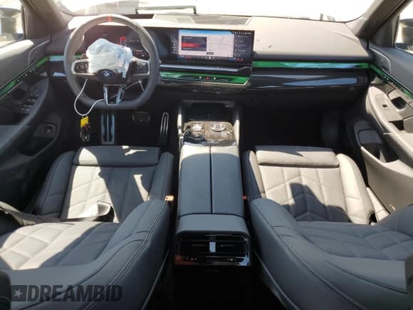 ✅ 2024 BMW i5 M60 • VIN: WBY43FK04RCR72042 • Lot: 70827834. Wystawiony na Copart z przebiegiem 898 mil. Bezpłatny archiwum sprzedaży aukcyjnych z USA i szczegółowy raport historii pojazdu na DreamBid. Zdjęcie 8.