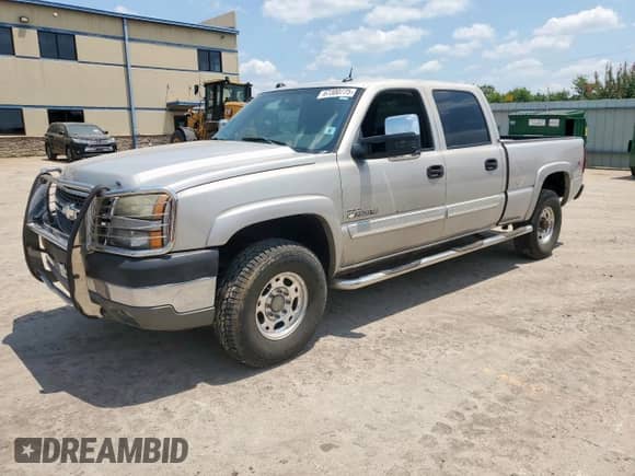 2005 Chevrolet Silverado 2500HD LT with VIN 1GCHK23275F895450, listed as a Copart auction lot 67300775 with 201,667 mi miles and Salvage title. Bid and sale history available at DreamBid. Image 1.