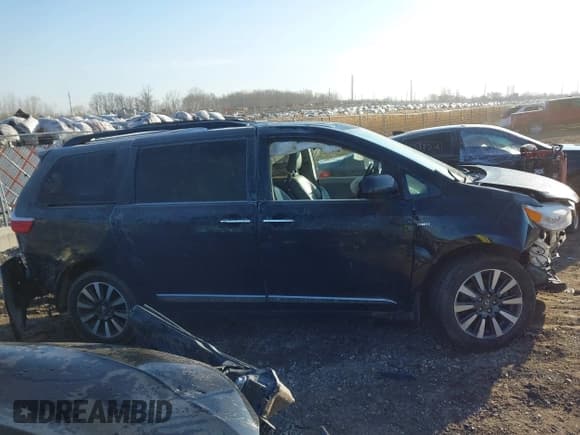 ✅ 2018 Toyota Sienna XLE • VIN: 5TDDZ3DC9JS207367 • Lot: 41877615. Listed on IAAI with 104,500 mi. Free auction sales archive from the USA and detailed vehicle history report at DreamBid. Image 13.