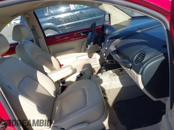 ✅ 2008 Volkswagen Beetle S • VIN: 3VWRW31C68M500718 • Lot: 42209893. Listed on IAAI with 118,162 mi. Free auction sales archive from the USA and detailed vehicle history report at DreamBid. Image 5.