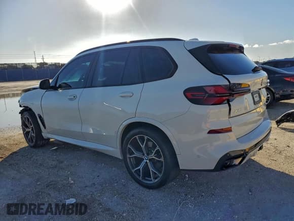 ✅ 2024 BMW X5 xDrive40i • VIN: 5UX23EU04R9T19643 • Lot: 94409125. Listed on Copart with 16,382 mi. Free auction sales archive from the USA and detailed vehicle history report at DreamBid. Image 2.