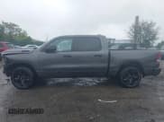 ✅ 2024 Ram 1500 Tradesman • VIN: 1C6SRFGT2RN133061 • Lot: 42240560. Wystawiony na IAAI z przebiegiem 7 131 mil. Bezpłatny archiwum sprzedaży aukcyjnych z USA i szczegółowy raport historii pojazdu na DreamBid. Zdjęcie 13.