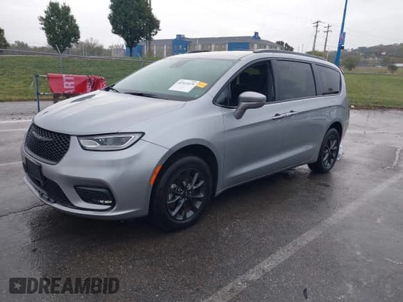 ✅ 2021 Chrysler Pacifica Touring • VIN: 2C4RC3FG0MR567261 • Lot: 43511079. Listed on IAAI with 18,350 mi. Free auction sales archive from the USA and detailed vehicle history report at DreamBid. Image 2.