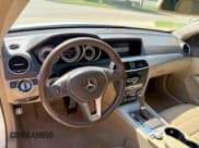 ✅ 2013 Mercedes-Benz C 250 • VIN: WDDGJ4HB2DG089470 • Lot: 66896365. Wystawiony na Copart z przebiegiem 113 446 mil. Bezpłatny archiwum sprzedaży aukcyjnych z USA i szczegółowy raport historii pojazdu na DreamBid. Zdjęcie 9.