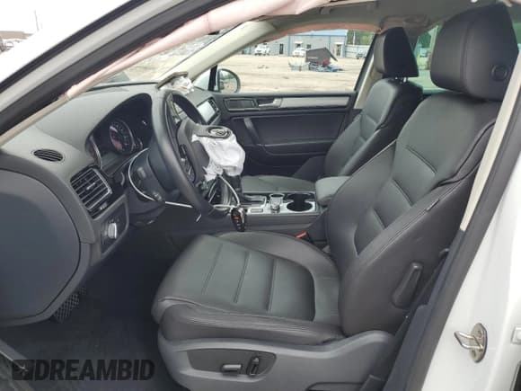 ✅ 2017 Volkswagen Touareg Sport • VIN: WVGEF7BP5HD000423 • Lot: 67561135. Listed on Copart with 112,621 mi. Free auction sales archive from the USA and detailed vehicle history report at DreamBid. Image 7.