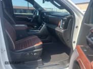 ✅ 2022 GMC Sierra 1500 Denali Ultimate • VIN: 1GTUUHET2NZ514460 • Лот: 65281035. Опубликован ранее на Copart с пробегом 28 550 миль. Бесплатный доступ к архиву аукционных продаж из США и подробный отчёт об истории автомобиля на DreamBid. Изображение 5.