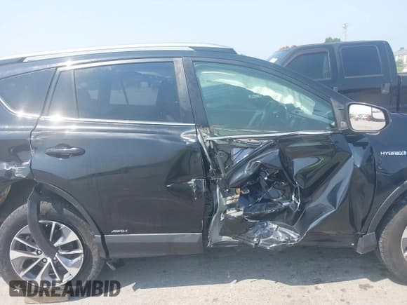 ✅ 2017 Toyota RAV4 XLE • VIN: JTMRJREVXHD124407 • Lot: 42892208. Listed on IAAI with 126,086 mi. Free auction sales archive from the USA and detailed vehicle history report at DreamBid. Image 13.