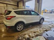 ✅ 2018 Ford Escape SE • VIN: 1FMCU9GD5JUC63010 • Lot: 96084075. Wystawiony na Copart z przebiegiem 60 259 mil. Bezpłatny archiwum sprzedaży aukcyjnych z USA i szczegółowy raport historii pojazdu na DreamBid. Zdjęcie 3.