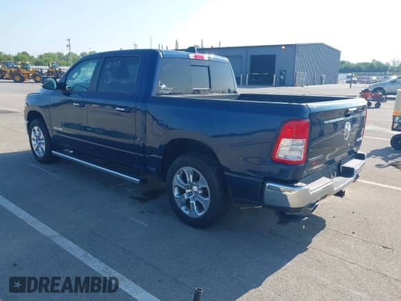2019 Ram 1500 Big Horn z VIN 1C6SRFFT9KN809920, wystawiony jako IAAI lot #42937676 z przebiegiem 102 753 mil mil oraz . Historia ofert i sprzedaży dostępna na DreamBid. Obrazek 3.