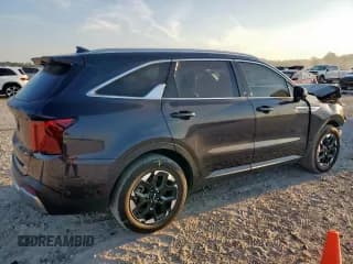 ✅ 2025 Kia Sorento S • VIN: 5XYRL4JC7SG336157 • Лот: 67906935. Опубликован ранее на Copart с пробегом 9 311 миль. Бесплатный доступ к архиву аукционных продаж из США и подробный отчёт об истории автомобиля на DreamBid. Изображение 3.
