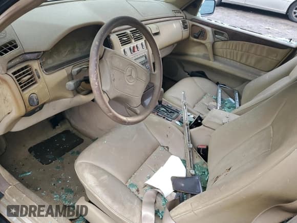 ✅ 1998 Mercedes-Benz E • VIN: WDBJF70F0WA609381 • Лот: 43051335. Опубликован ранее на Copart с пробегом Не указан. Бесплатный доступ к архиву аукционных продаж из США и подробный отчёт об истории автомобиля на DreamBid. Изображение 8.