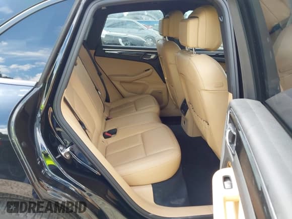 ✅ 2018 Porsche Macan • VIN: WP1AA2A56JLB07818 • Lot: 42976514. Listed on IAAI with 60,173 mi. Free auction sales archive from the USA and detailed vehicle history report at DreamBid. Image 8.