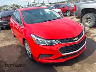 2018 Chevrolet Cruze LS z VIN 1G1BC5SM8J7238399, wystawiony jako IAAI lot #43349933 z przebiegiem 95 140 mil mil oraz . Historia ofert i sprzedaży dostępna na DreamBid. Obrazek 1.