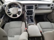 ✅ 2009 Jeep Commander Sport • VIN: 1J8HH48K49C558169 • Lot: 42784775. Wystawiony na Copart z przebiegiem 191 488 mil. Bezpłatny archiwum sprzedaży aukcyjnych z USA i szczegółowy raport historii pojazdu na DreamBid. Zdjęcie 8.