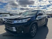 ✅ 2019 Toyota Highlander SE • VIN: 5TDJZRFH6KS597828 • Лот: 93348065. Опубликован ранее на Copart с пробегом 157 312 миль. Бесплатный доступ к архиву аукционных продаж из США и подробный отчёт об истории автомобиля на DreamBid. Изображение 2.