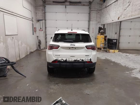 ✅ 2020 Jeep Compass Latitude • VIN: 3C4NJDBB9LT192597 • Lot: 43445567. Wystawiony na IAAI z przebiegiem 19 918 mil. Bezpłatny archiwum sprzedaży aukcyjnych z USA i szczegółowy raport historii pojazdu na DreamBid. Zdjęcie 17.