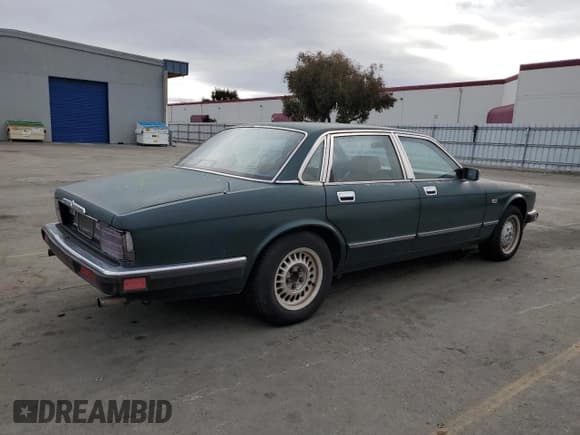 ✅ 1990 Jaguar XJ • VIN: SAJHY1742LC611694 • Lot: 81201974. Listed on Copart with 180,031 mi. Free auction sales archive from the USA and detailed vehicle history report at DreamBid. Image 3.