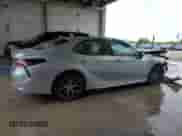2023 Toyota Camry SE z VIN 4T1G11AK5PU779458, wystawiony jako Copart lot #84218615 z przebiegiem 55 134 mil mil oraz Nie do naprawy • Non repairable. Historia ofert i sprzedaży dostępna na DreamBid. Obrazek 3.