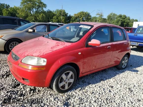 2005 Chevrolet Aveo LS z VIN KL1TD62695B388435, wystawiony jako Copart lot #67541114 z przebiegiem 95 156 mil mil oraz Czysty tytuł • Clean title. Historia ofert i sprzedaży dostępna na DreamBid. Obrazek 1.