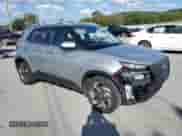2025 Hyundai Venue SEL z VIN KMHRC8A37SU377891, wystawiony jako Copart lot #81901755 z przebiegiem 2 710 mil mil oraz Szkoda całkowita • Salvage title. Historia ofert i sprzedaży dostępna na DreamBid. Obrazek 4.