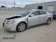 2010 Chevrolet Malibu 1LT z VIN 1G1ZC5E07AF323909, wystawiony jako Copart lot #56308914 z przebiegiem 169 154 mil mil oraz Szkoda całkowita • Salvage title. Historia ofert i sprzedaży dostępna na DreamBid. Obrazek 1.