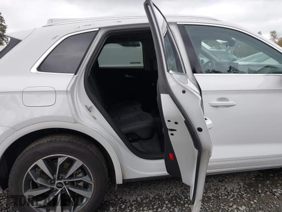 ✅ 2023 Audi Q5 S line Premium • VIN: WA1GAAFY6P2076572 • Lot: 43474898. Listed on IAAI with 25,282 mi. Free auction sales archive from the USA and detailed vehicle history report at DreamBid. Image 8.