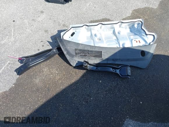 ✅ 2020 Tesla Model 3 Standard Range Plus • VIN: 5YJ3E1EAXLF797613 • Lot: 43816185. Wystawiony na IAAI z przebiegiem 129 942 mil. Bezpłatny archiwum sprzedaży aukcyjnych z USA i szczegółowy raport historii pojazdu na DreamBid. Zdjęcie 11.